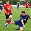 Bubesheim oben, Günzburg unten: Die Derby-Szene mit Hakan Polat und Christopher Deibler spricht für den Spielverlauf und für die gesamte Saison. Entsprechend stehen die Kreisstädter vor ihrem anstehenden Heimspiel unter Druck. 	