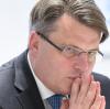 Bayerns Justizminister Winfried Bausback  (CSU) rudert nach einer umstrittenen Äußerung zur „Bild“-Fahndung nach G20-Gewalttätern zurück.