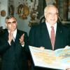 Bundeskanzler Helmut Kohl nahm am 16. Juli 1997 vom früheren Landrat Anton Dietrich (rechts) in Dillingen den Europäischen St.-Ulrichs-Preis entgegen.