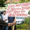Jäger haben am 5. August gegen aus ihrer Sicht zu hohe  Rehwild-Abschusszahlen im Landkreis Günzburg vor dem Landratsamt demonstriert.