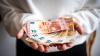 Ab aufs Konto? Geld auf der Bank vermehrt sich dank steigender Zinsen wieder - doch auch die Kontoführungsgebühren nehmen zu.