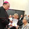 Maria Margaretha Fischer bekam von Bischof Bertram Meier  das päpstliche Ehrenzeichen "Pro Ecclesia et Pontifice" überreicht.