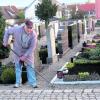 Kurz vor Allerheiligen herrscht Hochbetrieb auf den Friedhöfen. Friedhofswart Detlev Klingenstein sorgt für Ordnung und Sauberkeit in den Kiesalleen. Foto: Victorine Jeanty