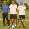 Sportlicher Leiter Herbert Sauter (links) und Abteilungsleiter Wolfgang Benischke (rechts) präsentierten mit Robert Stahl einen neuen Trainer.