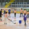 Die bolivianische Delegation (rosa Shirts) machte beim HC Landsberg erste Erfahrungen mit Eishockey, wenn auch – wie im Sommer üblich – ohne Eis. 