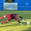 Der TSV Mindelheim um Torhüter Alexander Mayr (links) und Kapitän Michael Schuster (gelbes Trikot) scheiterte in der zweiten Runde des Kreispokal-Wettbewerbs am Kreisligisten FC Viktoria Buxheim (blau-weiße Trikots). 	