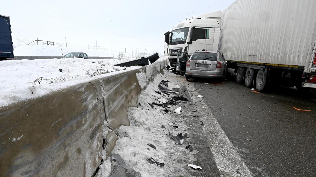 A8 nach tödlichem Unfall gesperrt Auto kracht in Lkw Fahrer stirbt