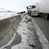 Tödliche Verletzungen erlitt am Montagmittag ein Pkw-Fahrer bei einem Unfall auf der Autobahn 8 bei Dornstadt. Aus noch ungeklärter Ursache kam es gegen 11.20 Uhr auf der schnee- und eisfreien A8 in Fahrtrichtung Stuttgart zum Zusammenstoß zwischen einem Skoda und einem Sattelzug. Beide Fahrzeuge kamen nach links, schlugen in der Betonmittelabtrennung ein und kamen auf dem linken und dem mittleren Fahrstreifen der dreispurigen Autobahn zum Stehen. Die Feuerwehr Dornstadt musste den eingeklemmten Pkw-Fahrer mit hydraulischen Rettungsgeräten befreien, doch noch während der Erstversorgung im Rettungswagen verstarb der Mann an seinen schweren Verletzungen. Der Lkw-Fahrer blieb körperlich unverletzt. 
Zur Klärung des Unfallhergangs ordnete die Staatsanwaltschaft an, dass ein Sachverständiger für Unfallanalytik vor Ort Spuren sichert. 
Die Autobahn musste voll gesperrt werden, ab der Ausfahrt Ulm-West wird der Verkehr über die Bundesstraße 10 in Richtung Stuttgart umgeleitet. 
Text/Foto: Thomas Heckmann 