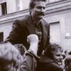 Revolution der Werftarbeiter: Lech Walesa führt 1980 die Streikenden in Danzig. 	