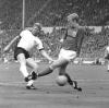 Unvergesslich: das dramatischste WM-Finale aller Zeiten. Deutschland verliert 1966 durch das umstrittene Wembley-Tor mit 2:4 nach Verlängerung. In dieser Szene trifft Helmut Haller zur 1:0-Führung.