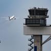 Ein Flugzeug startet vom Frankfurter Flughafen. Am Osterwochenende sind drei Flüge wegen einer Bombendrohung ausgefallen.