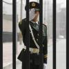 Bis hierhin und nicht weiter: Ein chinesischer Soldat stoppt Fotografen vor der US-Botschaft in Peking. Dort soll sich der Dissident Chen Guangcheng aufhalten. 