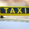 Ein Taxifahrer in Augsburg wurde von einem Fahrgast bedroht.