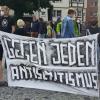 "Gegen jeden Antisemitismus" - dieses Transparent war auf der Mahnwache, nach dem mutmaßlichen Brandanschlag auf die Ulmer Synagoge, zu sehen.