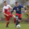 Ein torreiches Spiel ohne Sieger gab’s in Münsterhausen. Hier führt Matthias Veit den Ball; Valentin Angermeier (TSV Krumbach) kann nur hinterherschauen. 	