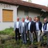 Die Staudenbahn soll wieder fahren, findet man im Wertachtal. Das Foto zeigt (von links) Christian Kähler, Minister Christian Bernreiter, Roland Wagner, Franz Josef Pschierer, Stefan Welzel, Peter Wachler, Robert Sturm und Stephan Stracke. 