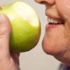 Vor allem bei älteren Menschen ist der Mund oft trocken. Dagegen können Lebensmittel mit einem hohen Wasseranteil helfen.