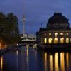 Der Fernsehturm und das Bode Museum spiegeln sich am Abend in der Spree.