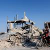 Der Krieg in Syrien betraf 2015 Millionen Menschen. Im Juni fuhren drei von ihnen an den zerstörten Gebäuden im Osten von Kobane vorbei. 