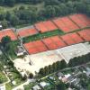 Blick aus der Luft: Neben den Sandplätzen wird die neue Tennishalle des TCA gebaut.