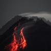 Der Vulkan Merapi auf der indonesischen Insel Java stößt glühende Lava aus.