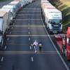 Solche Bilder soll es in Zukunft nicht mehr gebe: Lastwagen stauen sich vor der Einreise nach Frankreich. Schul war in diesem Fall Corona. .  