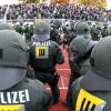 Die Polizei hat ein waches Auge auf die Ränge im Donaustadion. Angeblich gibt es auf denen auch Probleme mit Rechten.  	