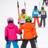 Kinder müssen beim Skifahren oder Snowboarden nicht nur lernen, sicher auf den Skiern oder dem Board zu stehen. Auch das Bedienen eines Schlepplifts müssen sie lernen.