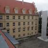 Die Hans-Adlhoch-Schule in Pfersee wurde in den vergangenen Jahren für 9,5 Millionen Euro saniert. Von außen sichtbar sind die Betonwände in den beiden Pausenhöfen, die die neuen Fluchttreppen tragen.  	