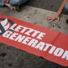 Aktivisten der Gruppe «Letzte Generation» blockieren eine Kreuzung.