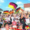 Der Dorfplatz explodiert: Die Fans beim Public Viewing in Leitershofen feiern den 4:1-Erfolg. Fotos: Marcus Merk 