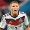 Bastian Schweinsteiger kann es nicht fassen: Er hat mit Deutschland gegen Frankreich kaum eine Chance.