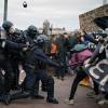 Proteste in Frankreich: Demonstranten stoßen in Lyon mit Polizisten zusammen.