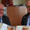 Bürgermeister und Brüder: Klaus (links) und Erhard Friegel. Auf dem Fotoalbum ist ihr Vater und frühere Bürgermeister von Holzheim, Erhard Friegel (links), zu sehen. Rechts ist der ehemalige Rathauschef Anton Hahn abgebildet. 
