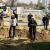 Spatenstich der Projektbeteiligten: An der Ettenbeurer Straße wird ein Mehrfamilienwohnhaus entstehen. Die örtliche Baugenossenschaft schafft damit mehr Wohnraum in Ichenhausen.   	