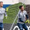 Torwart Manuel Neuer (l) und Torwart Sven Ulreich vom FC Bayern München trainieren bei einer Übungseinheit am Vormittag.
