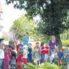 Pfarrer Albert Wolf segnete mit den Kindergartenkindern den neu gestalteten naturnahen Garten.  
