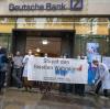 Aktivisten von "Scientist Rebellion" bei einer Protestaktion vor einer Filiale der Deutschen Bank in München.