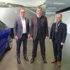 Ministerpräsident Markus Söder (Mitte) hat Audi in Ingolstadt besucht, unter anderem den Vorstandsvorsitzenden Markus Duesmann (links) und den Betriebsratsvorsitzenden Peter Mosch.