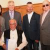 Gründungsmitglied Willi Rehm (vorn) ist seit 70 Jahren im VdK. Es gratulieren (stehend von links) Christine Sturm-Rudat, Peter Büttner, Thomas Metzger und Helmut Thies.