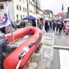 Die Wasserwacht kam mit einem Schlauchboot zum Markt.