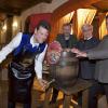 Geltendorfs Bürgermeister Robert Sedlmayr stach das Fass an und wurde dabei vom Brauereigeschäftsführer Oliver Lentz, Luitpold Prinz von Bayern, Gebietsverkaufsleiter Richard Sturm unterstützt (von links).