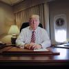 US-Präsident Donald Trump an seinem Schreibtisch an Bord der Präsidenten-Maschine Air Force One.