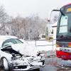 In Ursberg rutschte ein Auto in einen Schulbus. 