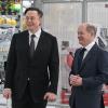 Im Frühjahr 2022 war die Welt noch in Ordnung: Bundeskanzler Olaf Scholz und Tesla-Chef Elon Musk bei der Eröffnung der Tesla-Fabrik Berlin Brandenburg.