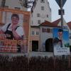 Die Bürgermeisterwahl in Monheim steht am 11. März ins Haus. Davon zeugen auch die Plakate der beiden Bewerber wie hier vor der Einfahrt zur Altstadt in Monheim. Anita Ferber (PWG) und Günther Pfefferer (CSU) wollen Anton Ferber beerben, der 18 Jahre im Rathaus der Chef war.