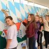 Mit viel Energie und großer Freude haben die Kirchheimer Schülerinnen und Schüler das große Wandgemälde ausgemalt, das Mauro Bergonzoli skizziert hatte. Alle gemeinsam haben so im wahrsten Sinne des Wortes „große Kunst“ geschaffen.