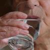 Ein Glas Wasser hilft oft nur kurz gegen einen trockenen Mund. Betroffene sollten die Ursache bekämpfen.