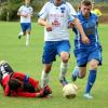 Stefan Kopp, Torwart des SC Griesbeckerzell, geht zu Boden. Sein Teamkollege Maximilian Klostermeir versucht, den Ecknacher Angreifer Werner Meyer (rechts) zu bremsen. Das Derby in der Kreisliga Ost endete am Sonntag mit einem 2:2. 
Foto: Ramona Eberle