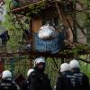 Polizisten räumten am Freitag im Hambacher Forst weitere Baumhäuser der Kohlegegner.  	<b>Foto: Marius Becker, dpa</b>
